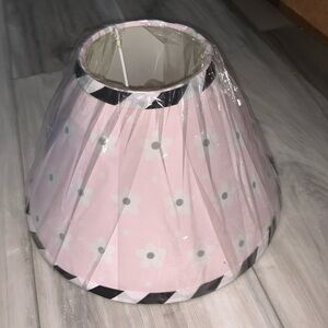 💚 Lamp Shade for little girls room. Pink & daisies